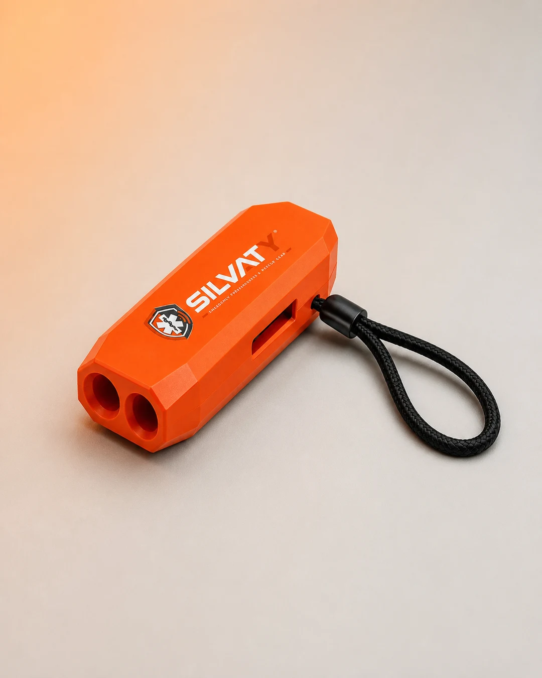 Primer plano del silbato naranja de emergencia con cordón negro